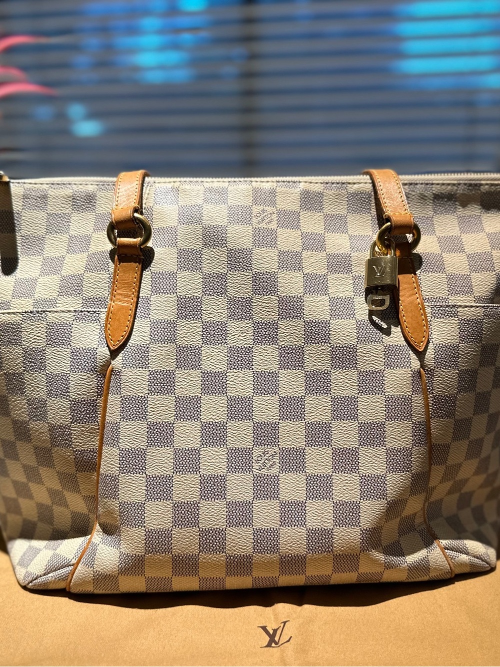 Louis Vuitton Totally MM Damier Azur Tote Bag w/ Padlock & Key - Picture 7 of 16